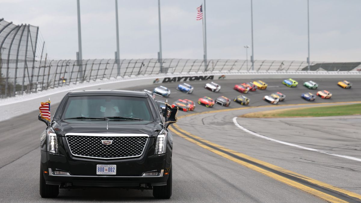 Getty Images / Chris Graythen / Na zdjęciu: limuzyna Donalda Trumpa przed wyścigiem NASCAR