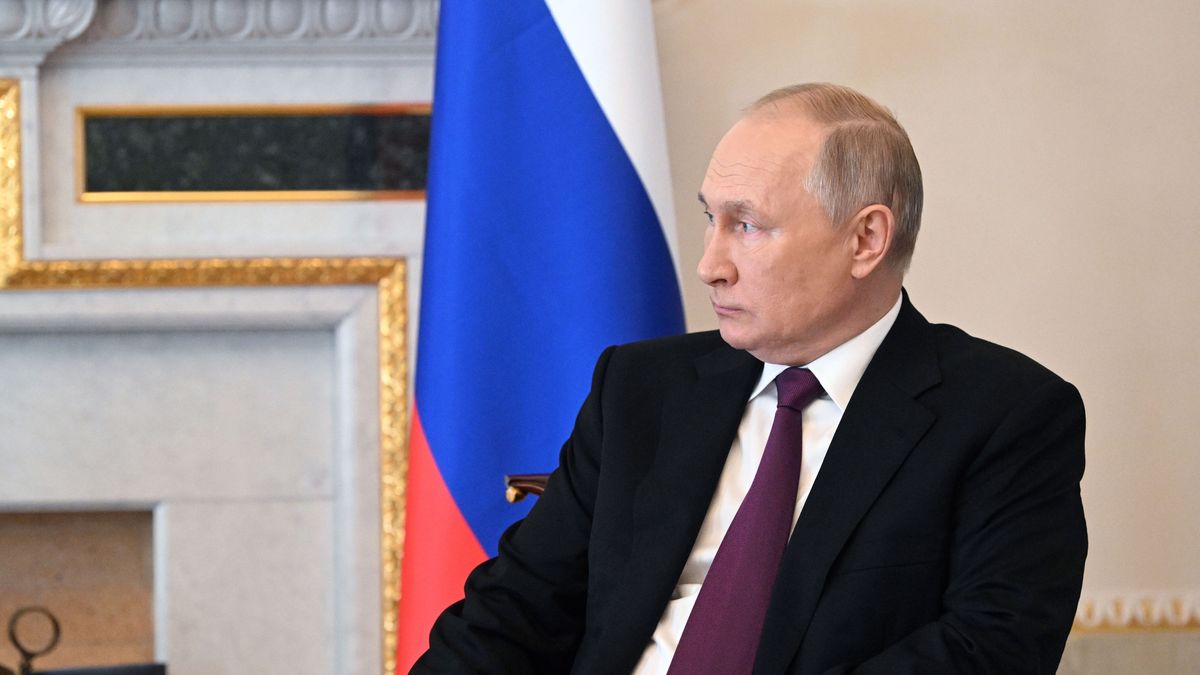 Na zdjęciu Władimir Putin na Kremlu na tle rosyjskiej flagi