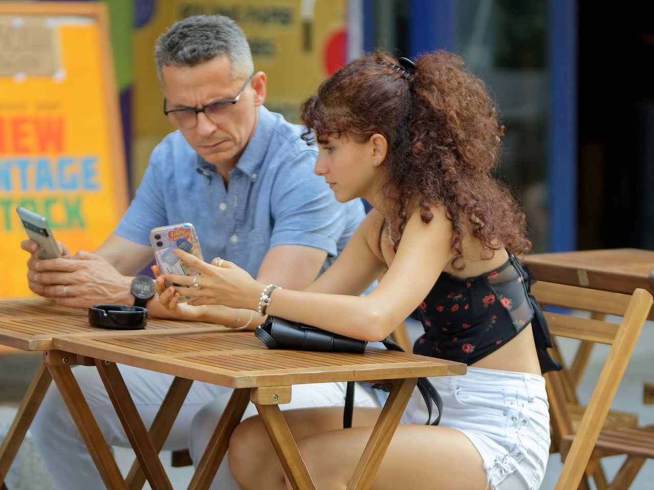 Polacy są uzależnieni? Tyle godzin dziennie spędzają w sieci