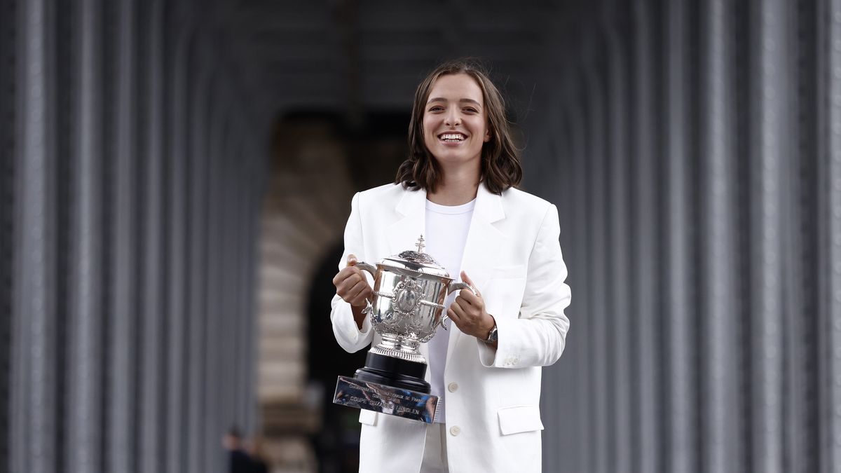 Iga Świątek pozuje po zwycięstwie w Roland Garros