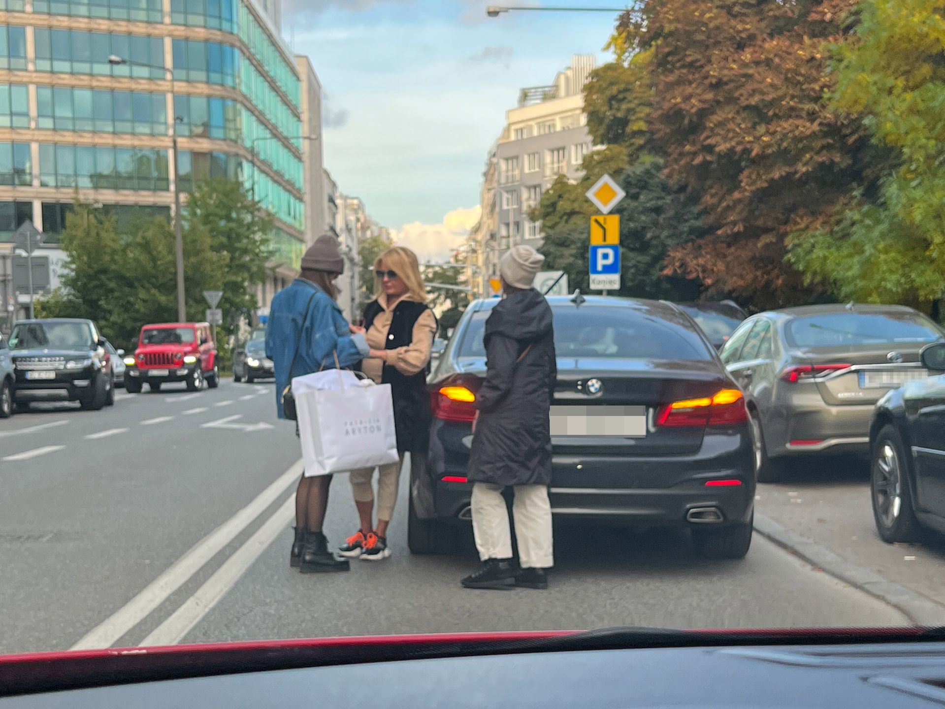 Majka Jeżowska tarasuje ulicę w samym centrum Warszawy
