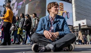 Tak o emigracji nie opowiadał jeszcze nikt. Tomasz Włosok: To jazda bez trzymanki