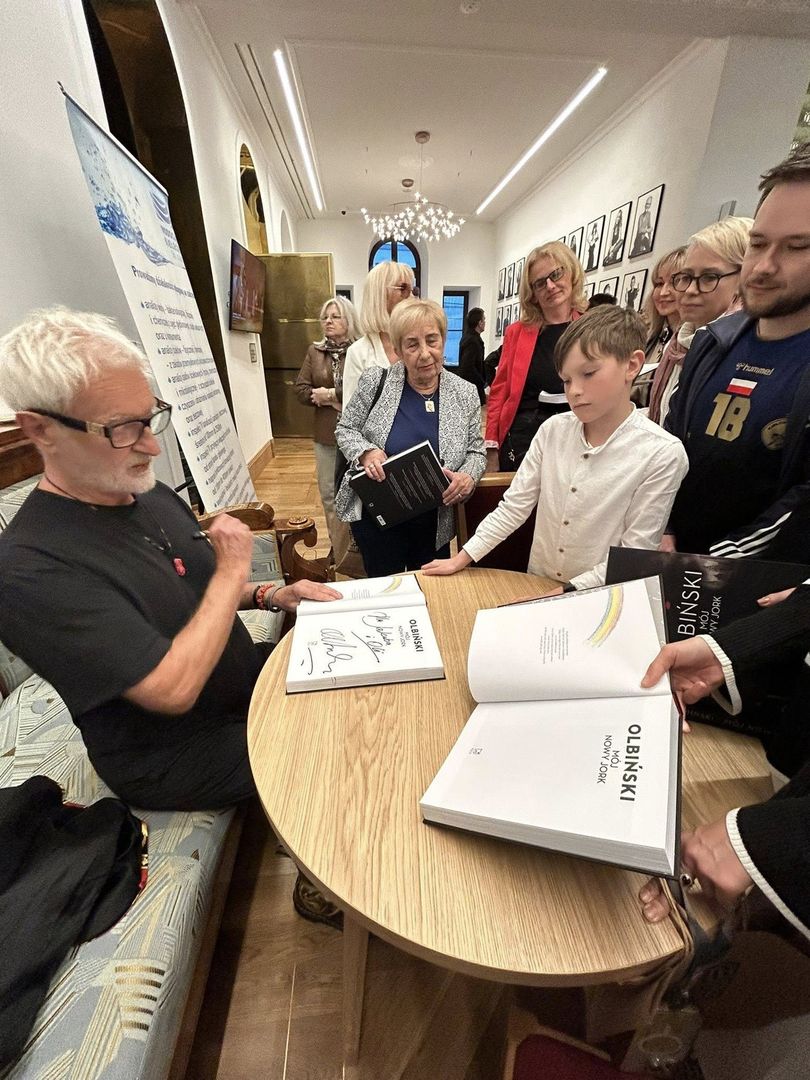 Spotkanie autorskie z Rafałem Olbińskim, światowej sławy artystą, który promował swoją najnowszą książkę &#34;Mój Nowy Jork&#34;. Wydarzenie przyciągnęło tłumy.
