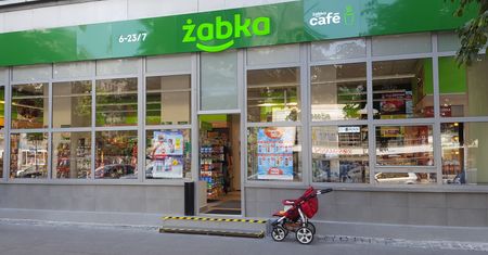 Nowy "patent" na zakaz handlu. Wystarczyło wstawić do Żabki jedną rzecz
