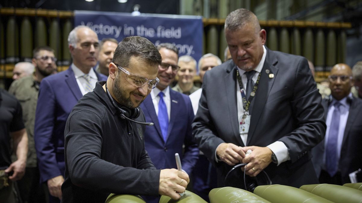 A handout photo made available by the Ukrainian Presidential Press Service shows Ukraine's President Volodymyr Zelensky (L) visiting the Scranton Army Ammunition Plant (SCAAP) in Scranton, Pennsylvania, USA, 23 September 2024. The Ukrainian president arrived in the USA on 22 September 2024, where he is expected to meet with top officials and present his plan aimed at ending the war with Russia. EPA/UKRAINIAN PRESIDENTIAL PRESS SERVICE HANDOUT -- MANDATORY CREDIT: UKRAINIAN PRESIDENTIAL PRESS SERVICE -- HANDOUT EDITORIAL USE ONLY/NO SALES Dostawca: PAP/EPA.