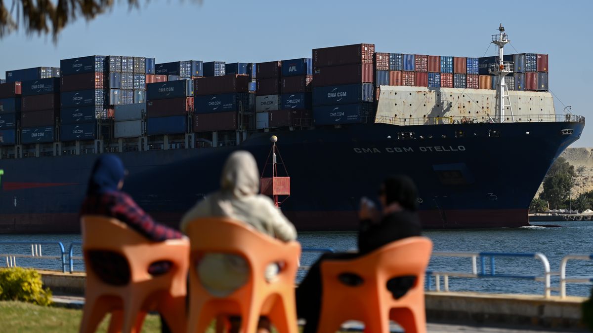 ISMAILIA, EGYPT - JANUARY 10: People watch as a ship transits the Suez Canal towards the Red Sea on January 10, 2024 in Ismailia, Egypt. In the wake of Israel's war on Gaza after the October 7 Hamas attack on Israel, Houthi rebels in Yemen pledged disruption on all ships destined for Israel through the Red Sea's Suez Canal. The disruption on world trade is evident in the number of companies using this container ship route - a 90 per cent decline compared to figures one year ago. (Photo by Sayed Hassan/Getty Images)