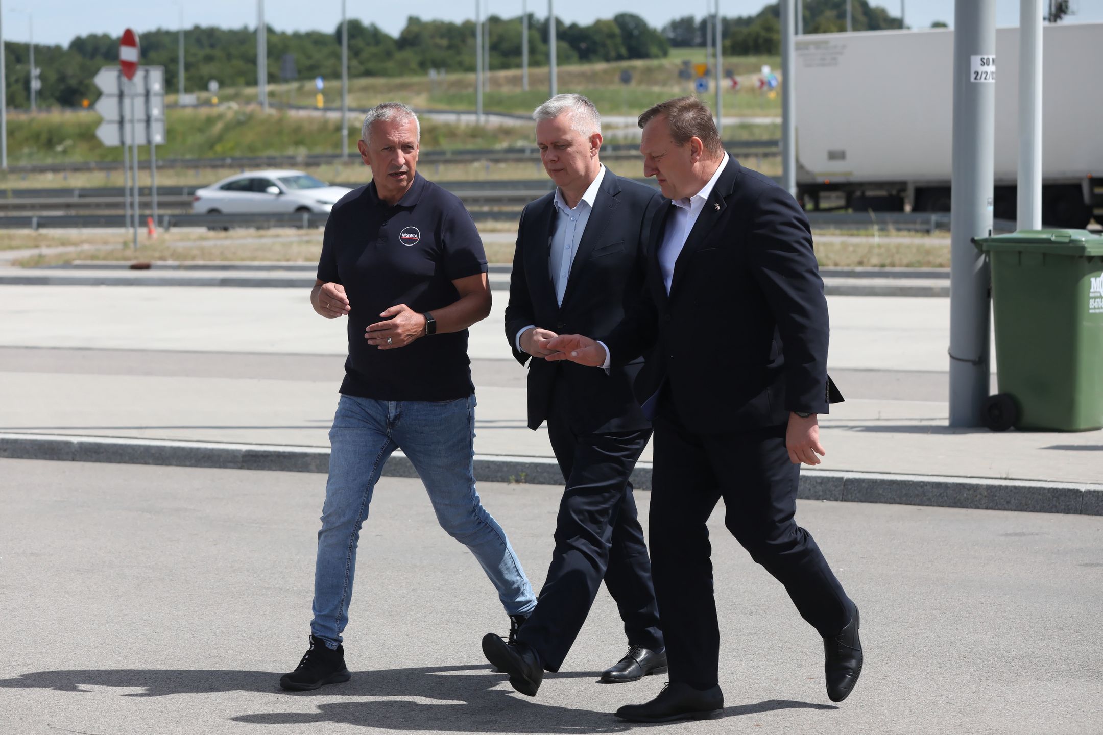 Budzisko, 05.07.2025. Minister spraw wewnętrznych i administracji Tomasz Siemoniak (C) i minister spraw wewnętrznych Litwy Vladislav Kondratowicz (P) przed rozpoczęciem konferencji prasowej na granicy polsko-litewskiej w Budzisku, 5 bm. (amb) PAP/Artur Reszko
