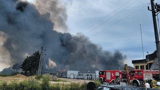 Charnów: Potężny pożar fabryki aerozoli. Ewakuowano mieszkańców