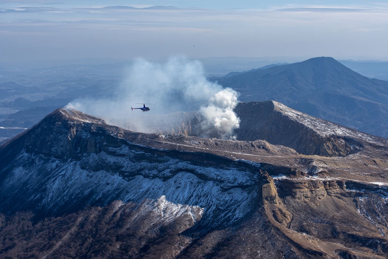 Zaginiony helikopter turystyczny wpadł do krateru wulkanu Aso? Trzy osoby poszukiwane w Japonii