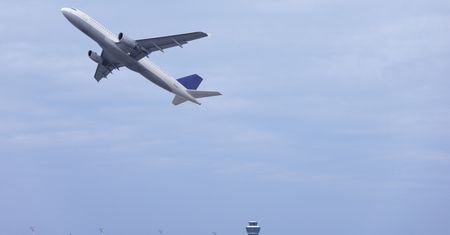 Wizz Air i LOT sprzedają bilety. Linie lotnicze chcą wznowić działalność