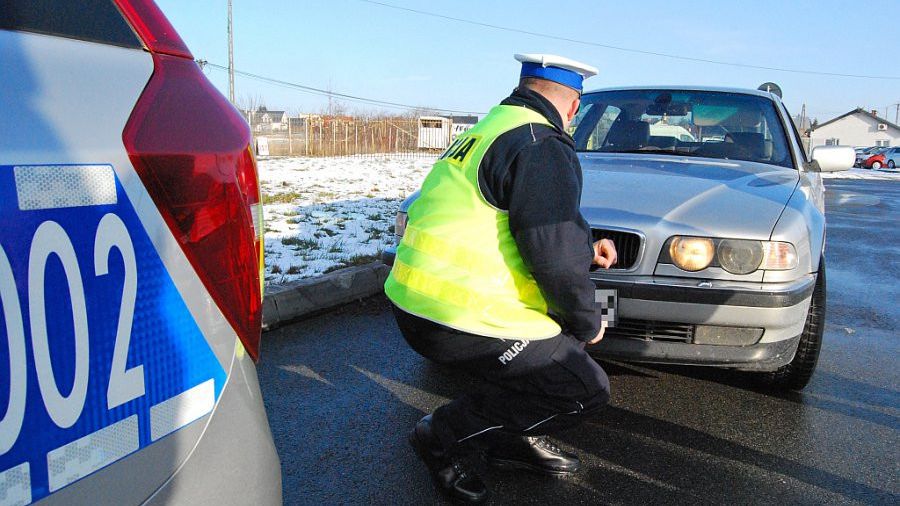 Kłopoty z oświetleniem częściej spotykają kierowców aut z tradycyjnymi reflektorami, a wymiana żarówki nie zawsze jest łatwa