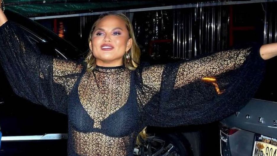 Chrissy Teigen w prześwitach. Czy sukienka w ogóle była jej potrzebna?