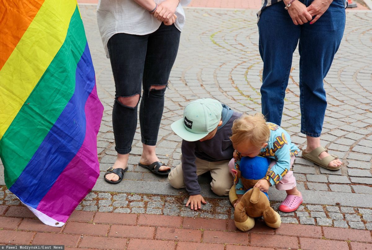 LGBT+, dzieci, sondaż Przysposobienie dzieci przez pary LGBT? Polacy zabrali głos