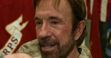 Chuck Norris patronem mostu? Taka jest wola ludu