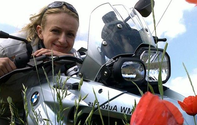 Blondynka na motocyklu