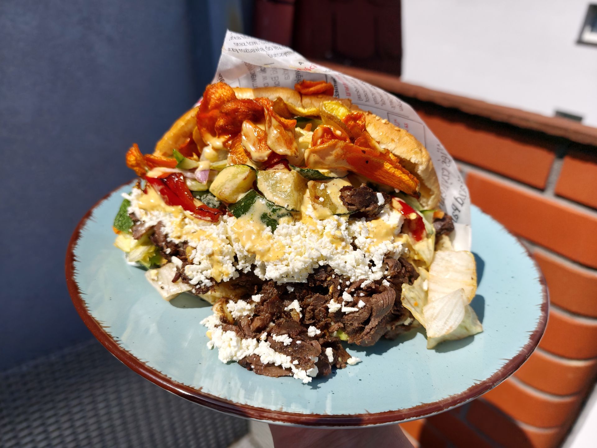 Kebab był po brzegi wypełniony mięsem i warzywami