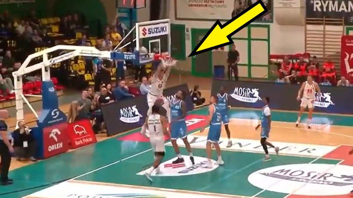 Twitter / oficjalny profil Orlen Basket Ligi / Jan Wójcik z efektownym wsadem