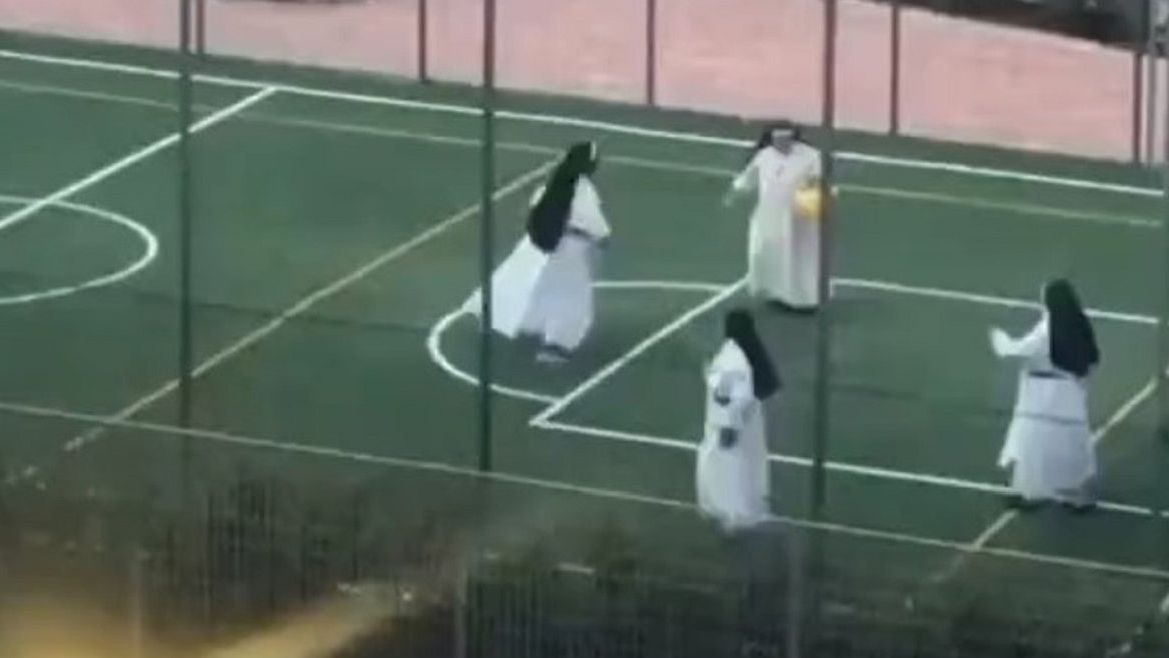 Zdjęcie okładkowe artykułu: Twitter / twitter.com/rositaromeo / Siostry zakonne z Rzymu grają w piłkę nożną