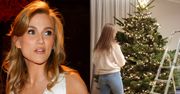 Agnieszka Kaczorowska zaprezentowała, jak ubiera choinkę. Fanka: "Do świąt jeszcze dwa tygodnie. ŚWIAT OSZALAŁ". Tak jej odpowiedziała (FOTO)