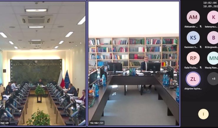 Nietypowe zdarzenie na głosowaniu w KRS. W tle słychać kobiecy głos