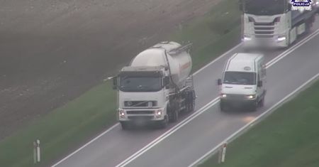 Policyjny dron znów w akcji. Wisiał nad drogą i nagrywał wyprzedzanie