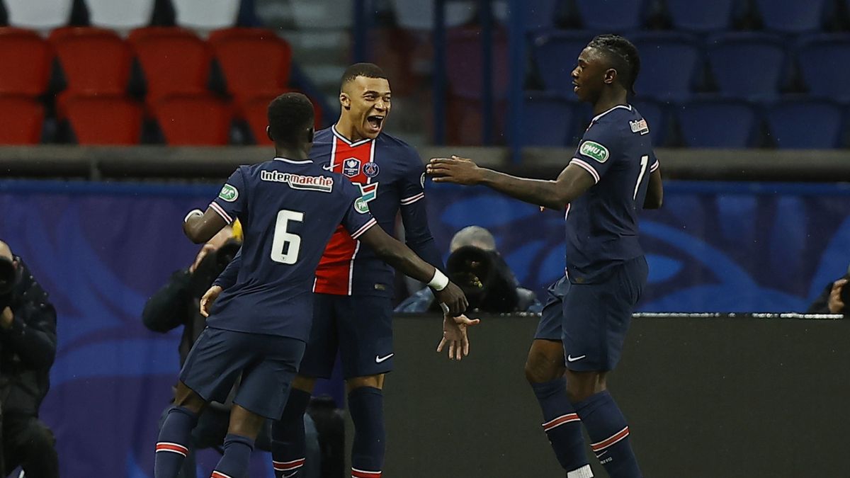 piłkarze Paris Saint-Germain cieszą się z gola