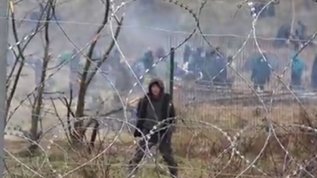  Białoruska straż graniczna uczy migrantów, w jaki sposób atakować polskich funkcjonariuszy. 