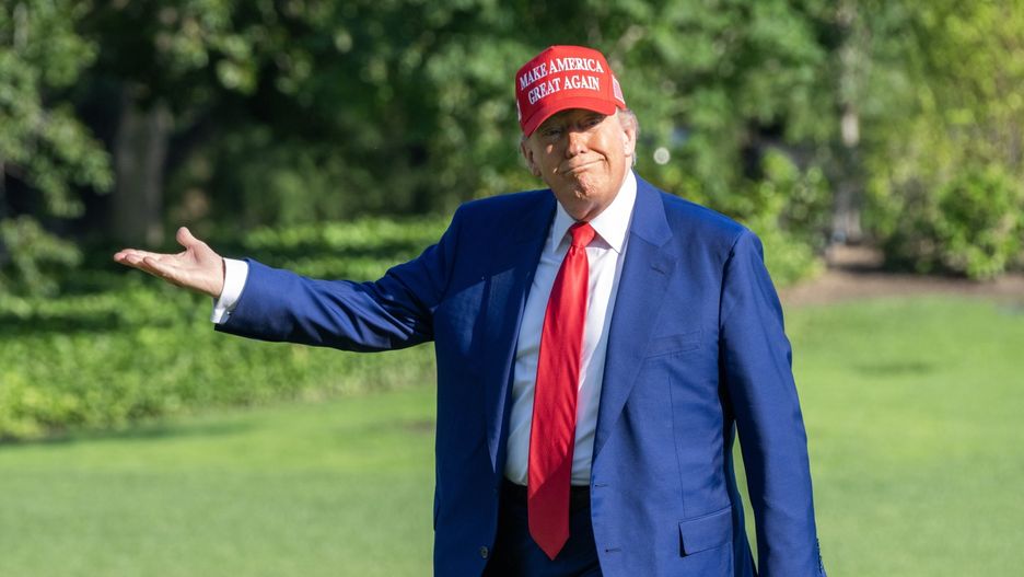 US President Trump returns to the White House from Bedminster, NJ
epa12190190 United States President Donald J Trump gestures towards the new flagpole on the South Lawn of the White House as he returns to the White House following an overnight visit to the Trump National Golf Club in Bedminster, New Jersey, in Washington, DC, USA, 21 June 2025. Later, the President is expected to receive an intelligence briefing with the National Security Council (NSC).  EPA/RON SACHS / POOL 
Dostawca: PAP/EPA.
RON SACHS / POOL
white house, people