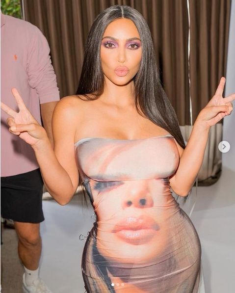 Kim Kardashian pozuje w sukience z własną twarzą