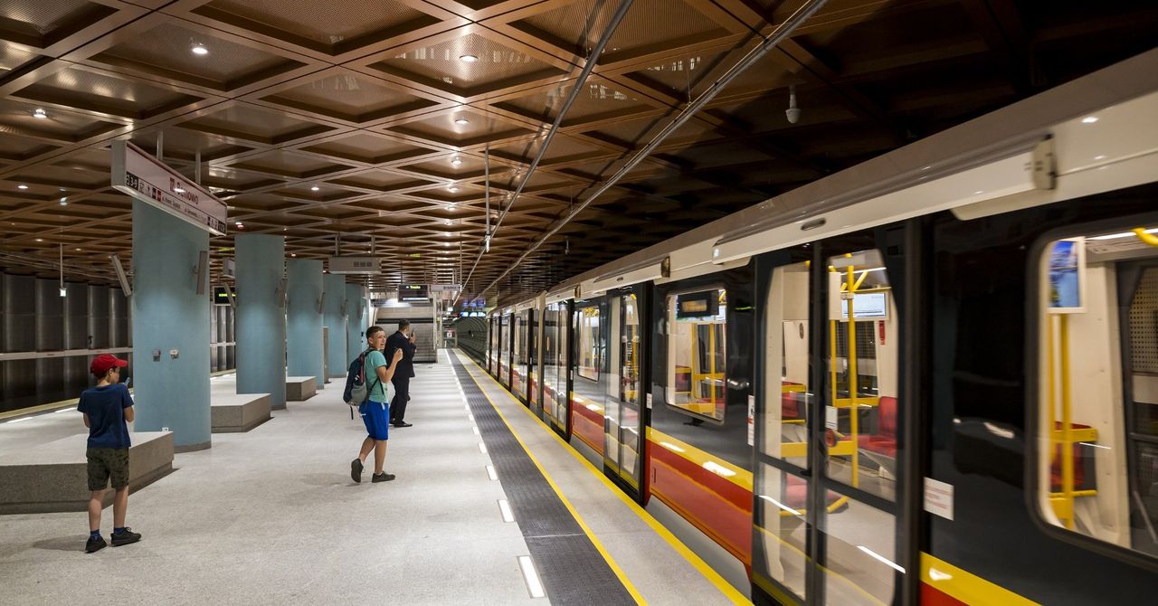 Warszawa: Wypadek w metrze. Dwie stacje wyłączone z ruchu