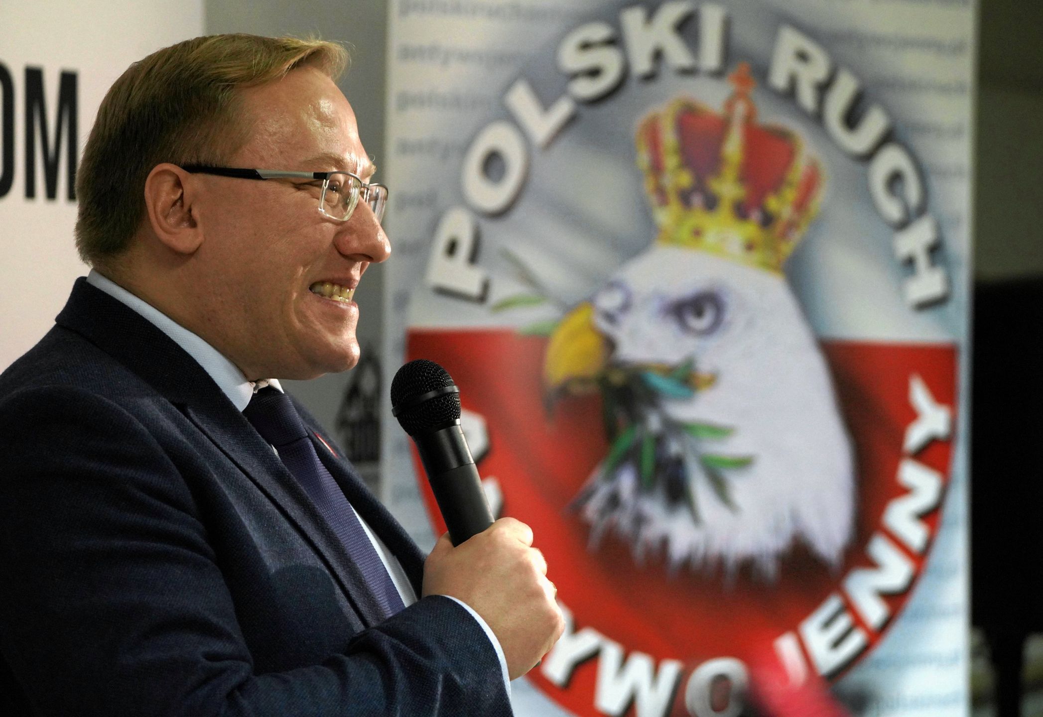 Spotkanie sympatyków Polskiego Ruchu Antywojennego w Częstochowie. Na pierwszym planie Leszek Sykulski 