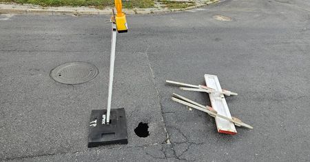Na środku ulicy zapadła się jezdnia. Dziura głęboka na ponad pół metra [ZDJĘCIA]