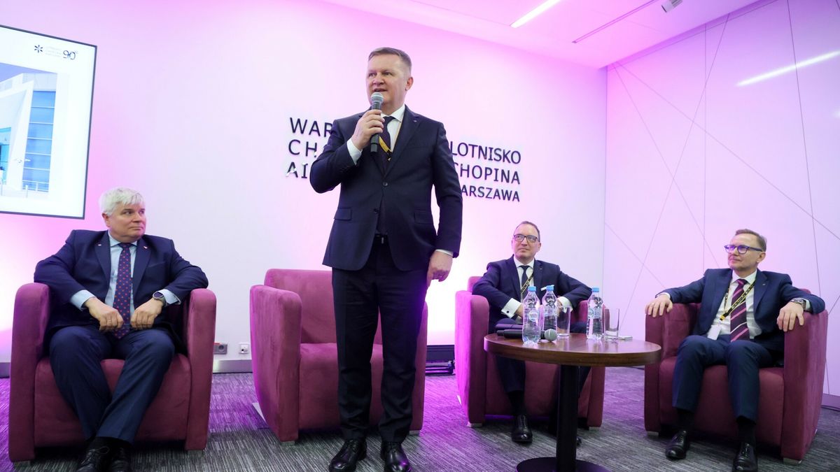 Andrzej Ilków (w środku) podczas ogłaszania powrotu do koncepcji