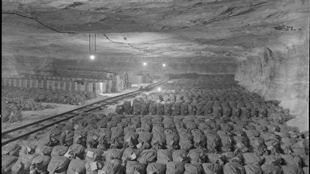 Worki oraz skrzynie wypełnione złotem, odnalezione przez Amerykanów w Merkers 