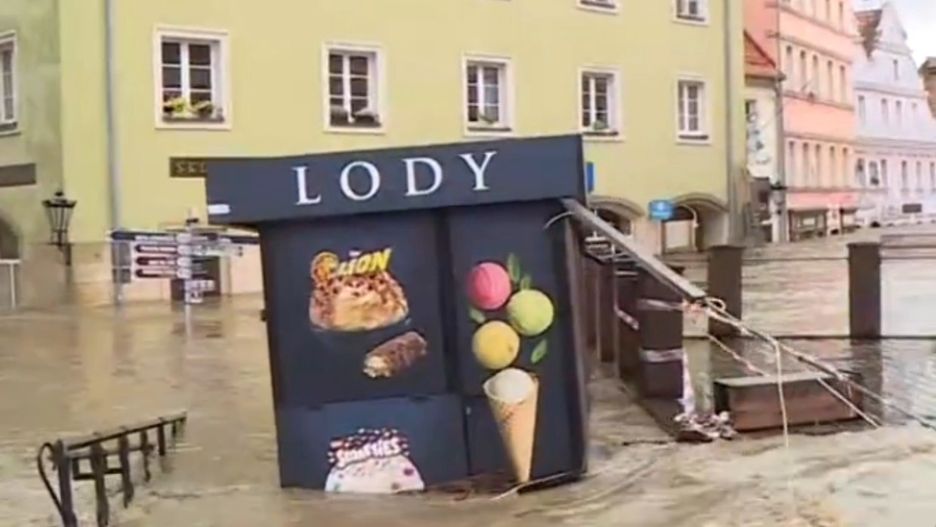 Woda porwała budkę z lodami