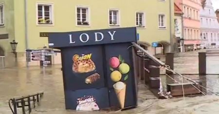 Nagranie z Kłodzka. Woda porwała budkę z lodami