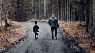 Dzień Ojca 2026: Życzenia dla taty. Gotowe teksty SMS: Śmieszne, poważne i piękne rymowane wierszyki. Wybierz i wyślij tacie!