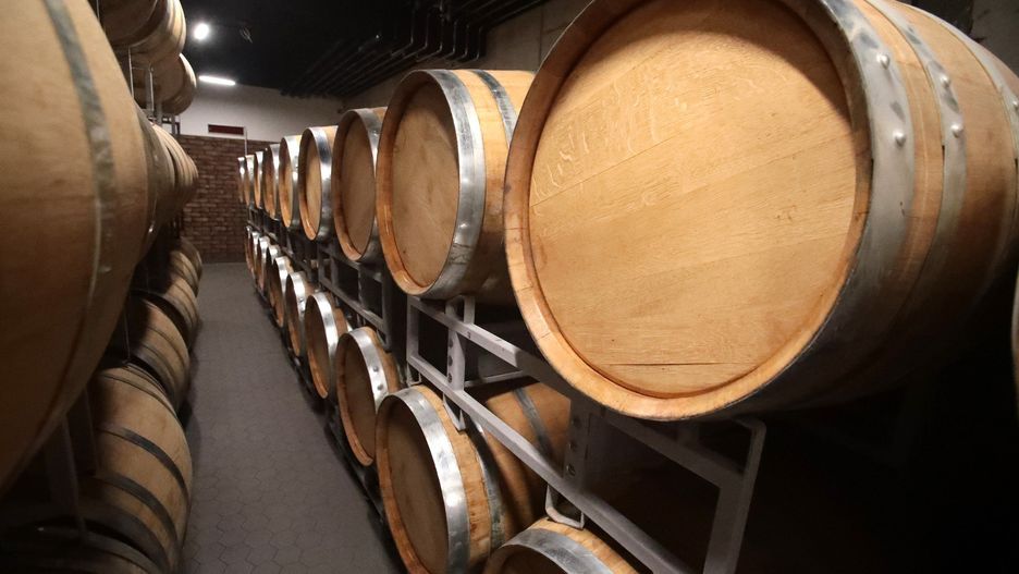 Ministerstwo Finansów planuje podwyższenie stawek akcyzy na wyroby alkoholowe (alkohol etylowy, piwo, wino, napoje fermentowane i wyroby pośrednie) o 15% w 2026 r. i o 10% w 2027 r.