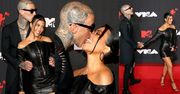 MTV VMA. Zakochani Kourtney Kardashian i "przyszły tatuś jej dzieci", Travis Barker STYKAJĄ SIĘ JĘZYKAMI na ściance (ZDJĘCIA)