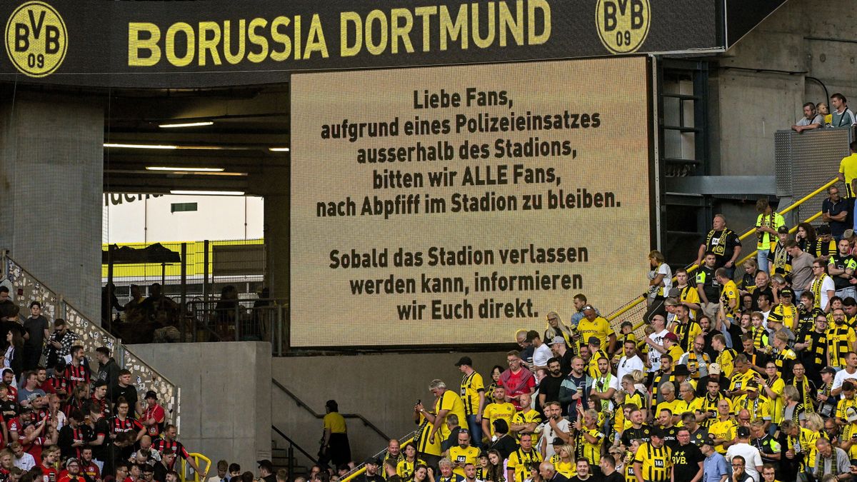 Zdjęcie okładkowe artykułu: PAP/EPA / SASCHA STEINBACH  / Komunikat na stadionie Borussii Dortmund 