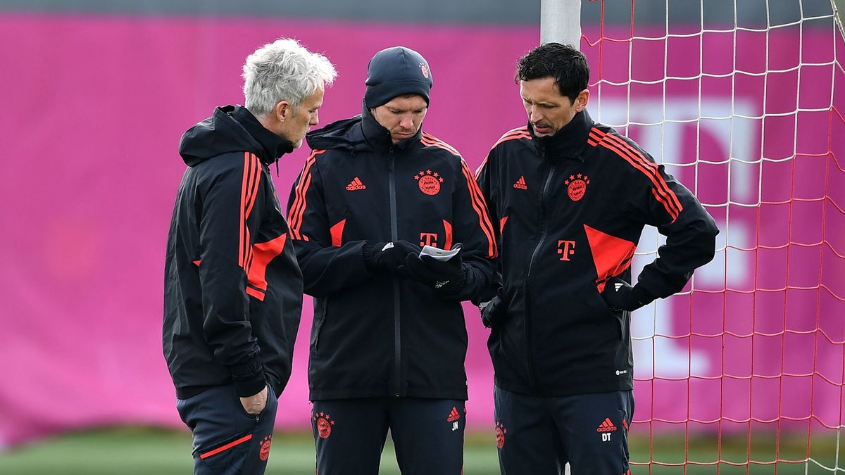 Zdjęcie okładkowe artykułu: PAP/EPA / ANNA SZILAGYI / Na zdjęciu: sztab szkoleniowy Bayernu. Od lewej: Xaver Zembrod, Julian Nagelsmann i Dino Toppmoeller
