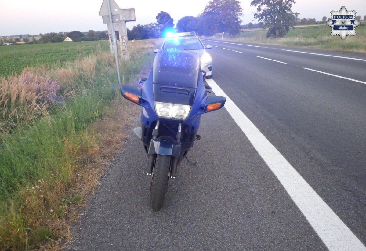 Jechał motocyklem i popijał wino. Był tak pijany, że pomylił drogę