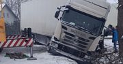 Chruślin: Ciężarówka w rowie. Trwa wyciąganie pojazdu