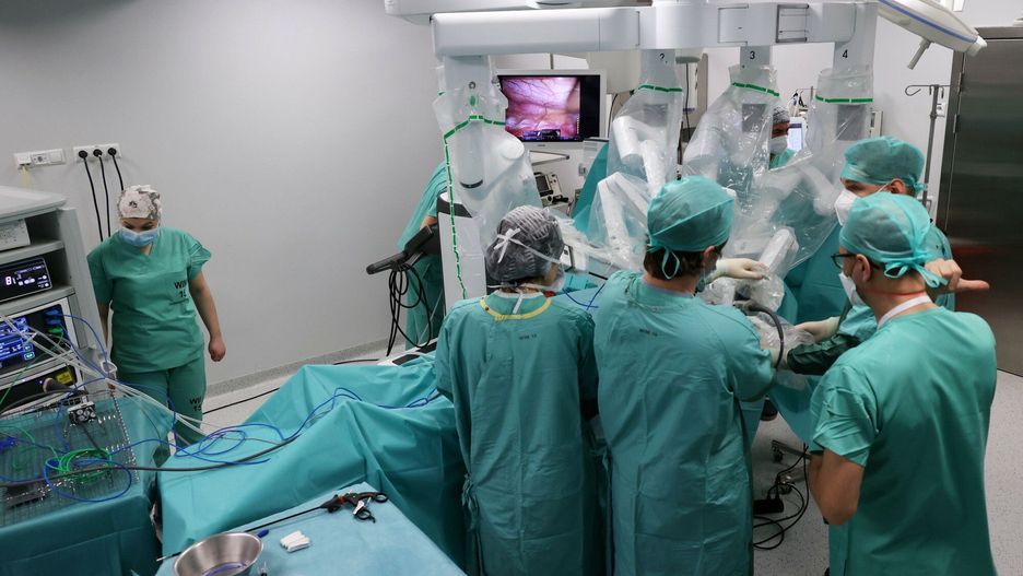 Pionierska operacja torakochirurgiczna z udzia?em systemu Da Vinci
Fot. Piotr Molecki/East News, Warszawa, 21.02.2022.  Wojskowy Instytut Medyczny -  Centrum Chirurgii Robotycznej.  Pionierska w kraju operacja torakochirurgiczna z wykorzystaniem systemu robotycznego Da Vinci. W wydarzeniu wzieli konsultant krajowy w dziedzinie torakochirurgii dr hab. n. med. Marcin Zielinski, a nadzorujacym operacje Steven Aleksander Stamenkovic z St. Bartholomew's Hospital.
Piotr Molecki
