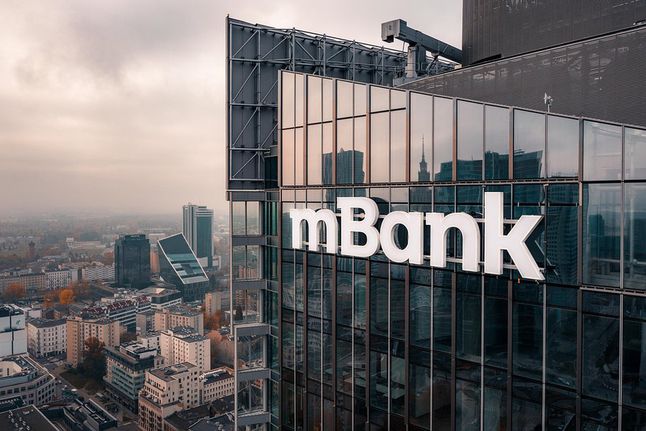 Logo na budynku mBanku.