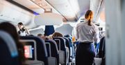Stewardesa zdradza, dlaczego podają wodę po cichu. "Jest zaraźliwa"