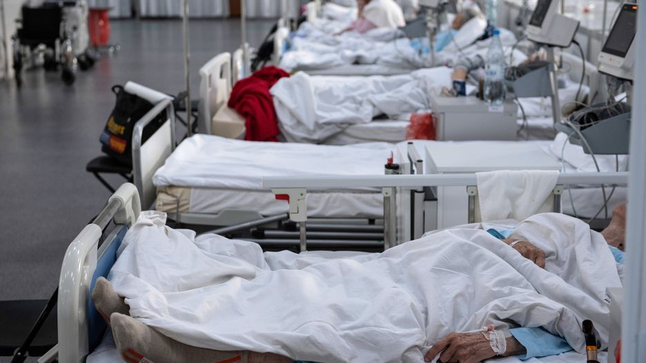 szpital tymczasowy
Lublin, 16.02.2022. Koronawirus w Polsce. Szpital tymczasowy w Lublinie, 16 bm. (aldg) PAP/Wojtek Jargi�o
Wojtek Jargi�o
chorzy, covid, covid-19, epidemia, koronawirus, leczenie, ��ka szpitalne, pacjenci, pandemia, pi�ta fala, sala SARS_COV_2, sars-cov-2, szpital, Szpitalu tymczasowym, tymczasowy, zdrowie, choroba, choroby, ci�ki przebieg, ci�kim przebiegiem, �o�ka szpitalne, medycyna, miejsca covidowe, ochrona zdrowia, opieka medyczna, po zara�eniu, zara�eni, Wojciech