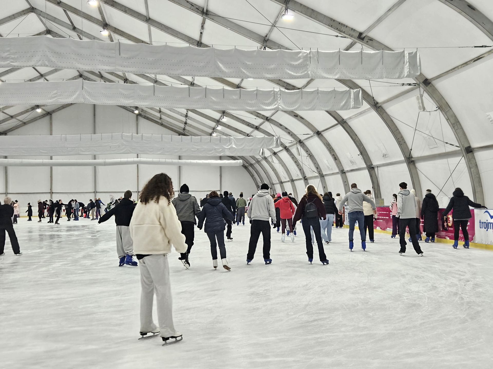 Mimo pełnego obłożenia, na ślizgawce nie ma przesadnego ścisku