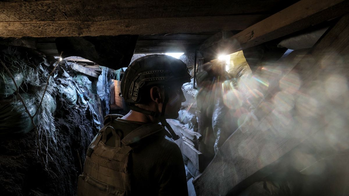 Wojna w Ukrainie rok 2025
This handout photograph taken on October 26, 2025, and released on November 4, 2025, by the Press Service of the 24th Mechanized Brigade of Ukrainian Armed Forces shows a serviceman of a motorized infantry battalion looking out of a trench at the front line position near the town of Chasiv Yar in the Donetsk region, amid the Russian invasion of Ukraine. (Photo by Handout / 24th Mechanized Brigade of Ukrainian Armed Forces / AFP) / RESTRICTED TO EDITORIAL USE - MANDATORY CREDIT "AFP PHOTO / HANDOUT/ OLEG PETRASIUK/24th Mechanized Brigade of Ukrainian Armed Forces " -  HANDOUT - NO MARKETING NO ADVERTISING CAMPAIGNS - DISTRIBUTED AS A SERVICE TO CLIENTS - AFP CANNOT INDEPENDENTLY VERIFY THE AUTHENTICITY OR LOCATION, DATE, AND CONTENT OF THESE IMAGES. /
HANDOUT