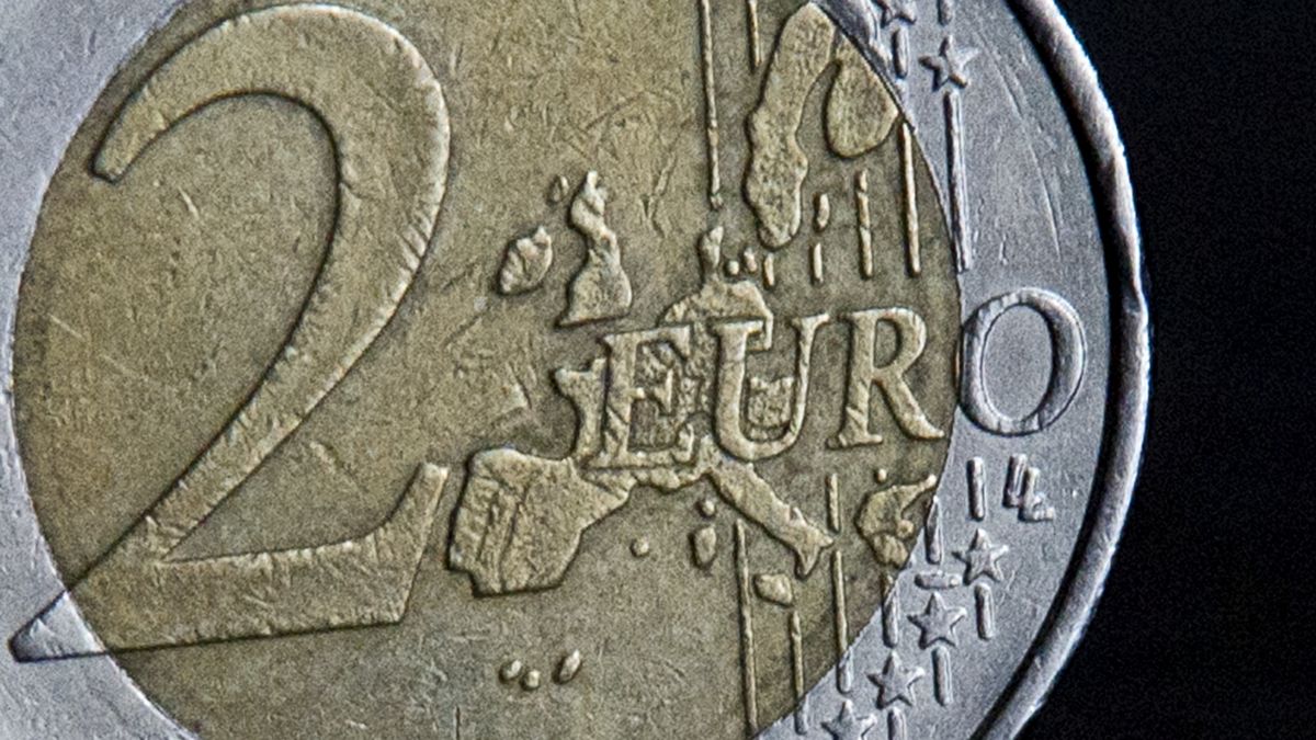 CASERTA, ITALY - 2022/10/27: In this photo illustration, Two euro coin of the Italian republic. (Photo by Vincenzo Izzo/LightRocket via Getty Images)